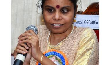 പ്രിയ ഗായികയായ വൈക്കം വിജയലക്ഷ്മിയ്ക്ക് തിരിച്ചു കിട്ടുമെന്ന സന്തോഷ വാര്‍ത്ത പങ്കുവവെച്ച്  കുടുംബം