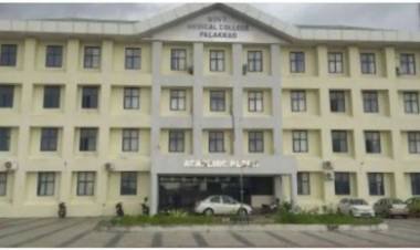 മന്ത്രിയുടെ അസൗകര്യത്തെ തുടര്‍ന്ന് പാലക്കാട് മെഡിക്കല്‍ കോളേജ് ഒപി ബ്ലോക്കിന്റെ ഉദ്ഘാടനം നീളുന്നു; പ്രതിഷേധവുമായി ചികിത്സാവകാശ സമിതി