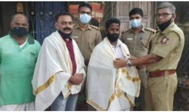 യാത്രക്കിടെ നെഞ്ചുവേദന അനുഭവപ്പെട്ട ഡ്രൈവര്‍ക്ക് രക്ഷകരായ യുവാക്കളെ വീട്ടിലെത്തി അഭിനന്ദിച്ച് മോട്ടോര്‍ വാഹന വകുപ്പ് എന്‍ഫോഴ്സ്മെന്റ് വിഭാഗം- അജിതാ ജയ്ഷോർ 