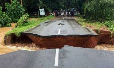 പ്രളയാനന്തര പുനര്നിര്മ്മാണ പദ്ധതിയുടെ ഭാഗമായി ഇടുക്കി, പത്തനംതിട്ട, വയനാട് ജില്ലകളില് പ്രഖ്യാപിച്ച 77 റോഡ് പ്രവൃത്തികളില് ഒന്നു പോലും ഇനിയും തുടങ്ങിയില്ല; പ്രളയാനന്തര കേരളം പ്രഖ്യാപനത്തില് ഒതുങ്ങിയപ്പോള്
