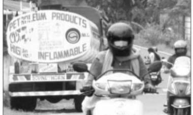 അനധികൃത ടാങ്കർ ലോറി പാർക്കിംഗ്  അപകടങ്ങൾക്ക് വഴിയൊരുക്കുന്നു