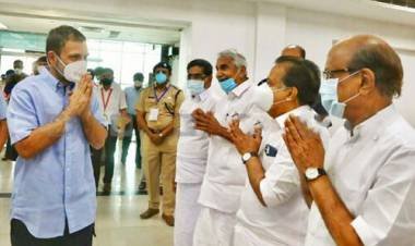 രാഹുല്‍ ഗാന്ധി കരിപ്പൂരില്‍; നേതാക്കളുമായി കൂടിക്കാഴ്ച നടത്തി