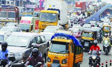 വൈറ്റിലയില്‍ ഗതാഗതം കീറാമുട്ടി; ക്ഷേത്രത്തിനു മുന്നില്‍ കുരുക്ക്‌'