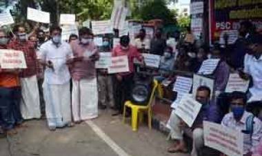 പ്രൊമോഷന്‍ തസ്തികകള്‍ വേഗത്തിലാക്കുക; ആശ്രിത നിയമനം 5% ആയി നിജപ്പെടുത്തുക; റാങ്ക് പട്ടിക നീട്ടുക തുടങ്ങിയ ആവശ്യങ്ങള്‍ ഉന്നയിച്ച്‌ പി എസ് സി റാങ്കല് ലിസ്റ്റിലുള്ളവര്‍ പ്രതിഷേധത്തില്‍; സെക്രട്ടറിയേറ്റിന് മുമ്ബില്‍ ജോലിക്കായി നിരവധി സമരങ്ങള്‍