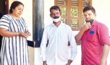 പഴയ വസ്​ത്രങ്ങള്‍ക്കൊപ്പം അബദ്ധത്തില്‍ ലഭിച്ച സ്വര്‍ണം തിരിച്ചേല്‍പ്പിച്ച്‌​ മൈസൂര്‍ സ്വദേശികള്‍