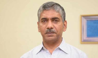 സ്രാവുകള്‍ക്കൊപ്പം നീന്തിയപ്പോള്‍ ശിക്ഷിക്കപ്പെട്ടു..... ഇനി ജനങ്ങള്‍ക്കൊപ്പം നീന്തും : ജേക്കബ് തോമസ്