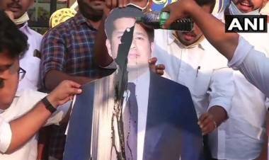സച്ചിന്‍റെ കട്ടൗട്ടില്‍ കരി ഓയില്‍ ഒഴിച്ച്‌ യൂത്ത് കോണ്‍ഗ്രസ് പ്രതിഷേധം