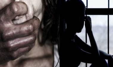 വിദ്യാർത്ഥിനികളെ ബ്ലാക്ക്മെയിൽ ചെയ്ത് സ്വർണ്ണവും പണവും തട്ടി; പരാതിയിൽ അധ്യാപികക്കെതിരെ പേ‌ക്സൊ വകുപ്പ് പ്രകാരം പോലീസ് കേസെടുത്തു