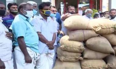 നെല്‍കര്‍ഷകര്‍ രാപ്പകല്‍ സമരം തുടങ്ങി, ടണ്‍ കണക്കിന് നെല്ല് പാടശേഖരത്ത് കിടന്ന് നശിക്കുന്നു, പ്രതിസന്ധിക്ക് കാരണം മില്ല് ഉടമകളുടെ കടുംപിടുത്തം