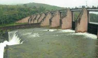 വൃഷ്ടി പ്രദേശത്ത് മഴ തുടരുന്ന സാഹചര്യത്തില്‍ 10 സ്പില്‍വേ ഷട്ടറുകള്‍ തുറന്നിട്ടും മുല്ലപ്പെരിയാറില്‍ ജലനിരപ്പ് ഉയര്‍ന്ന് തന്നെ