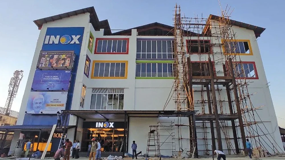 തിരശീലയില്‍  ചലച്ചിത്രങ്ങള്‍ വിരിയും ഇരുണ്ട കാലത്തിന് അറുതി : കശ്മിരിലെ ആദ്യ മുള്‍ട്ടിപ്ലക്‌സ് തിയേറ്റര്‍ ഇന്ന് തുറക്കും