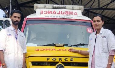 ആശുപത്രിയിലേക്കുള്ള യാത്രാമധ്യേ കനിവ് 108 ആംബുലൻസ് പ്രസവമുറിയായി. അമ്മയ്ക്കും കുഞ്ഞിനും രക്ഷക്കാരായി ധന്യയും, സീനയും