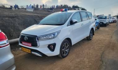 തെരഞ്ഞെടുപ്പിൻ്റെ മറവിൽ ഉല്ലാസയാത്ര നടത്തുന്ന നിരീക്ഷകർ, അകമ്പടിയിൽ പൊറുതിമുട്ടി മിണ്ടാവാനാതെ പോലീസുകാർ