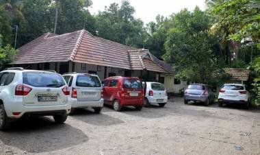 ഡോക്ടർ: അഭിലാഷിൻ്റെ സ്വകാര്യ മരുന്ന് നിർമ്മാണ ശാലയിൽ ആയുർവേദ മരുന്നിൽ ഇംഗ്ലീഷ് മരുന്ന് ചേർക്കുന്നതായി ഡ്രഗ്‌സ് കൺട്രോൾ വിഭാഗം കണ്ടെത്തി