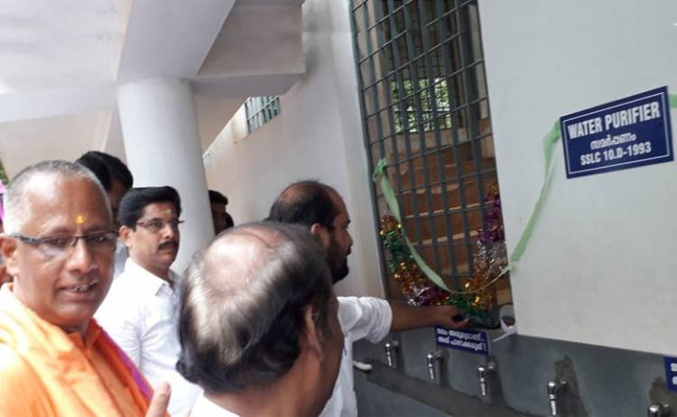എം.എൽ.എ. ഭോജന ശാലയും, അദ്ദേഹത്തിന്റെ സഹപാഠികൾ വാട്ടർ പ്യൂരിഫയറും  നല്കി