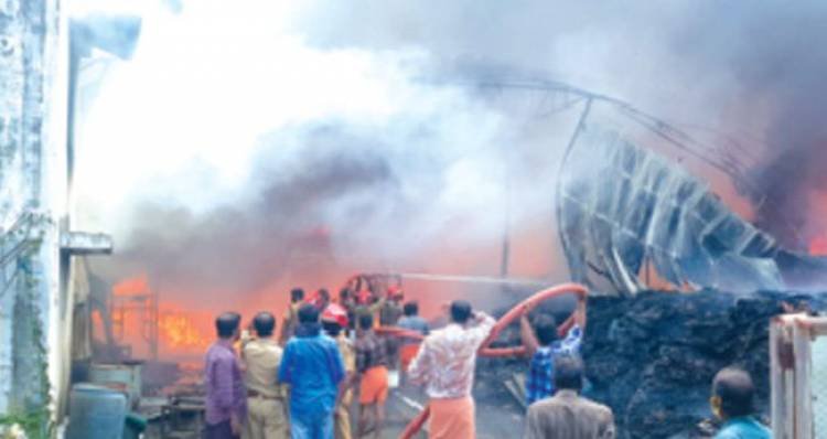 പറവൂര്‍ തത്തംപിള്ളിയില്‍ പ്ലാസ്റ്റി​ക് മാ​ലി​ന്യ​സം​സ്ക​ര​ണ യൂ​ണി​റ്റി​ല്‍ വ​ന്‍ അ​ഗ്നി​ബാ​ധ