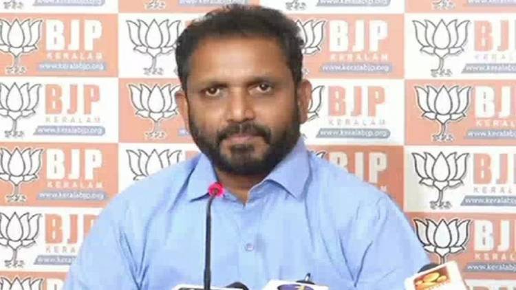 പ്രതിപക്ഷനേതാവ് യു.ഡി.എഫിന് ചിതയൊരുക്കുന്നു  : കെ സുരേന്ദ്രൻ