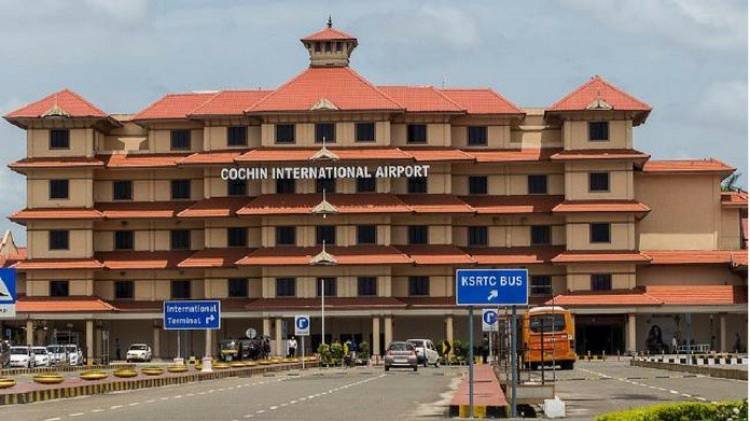 നാല് കിലോയില്‍ അധികം സ്വര്‍ണവുമായി അഞ്ച് പേര്‍ നെടുമ്ബാശേരിയില്‍ പിടിയില്‍