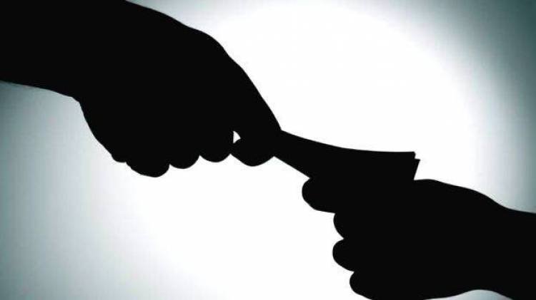 കൈക്കൂലികേസില്‍ കുടുങ്ങി സി.ബി.ഐ ഉദ്യോഗസ്ഥര്‍