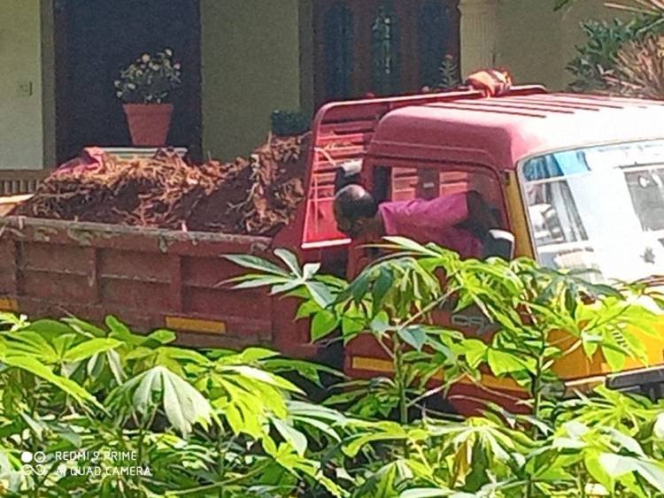 അനധികൃതമായി അടിച്ച മണ്ണ് തിരിച്ച് വാരി ചാലക്കുടി നഗരസഭയുടെ വാഹനങ്ങൾ