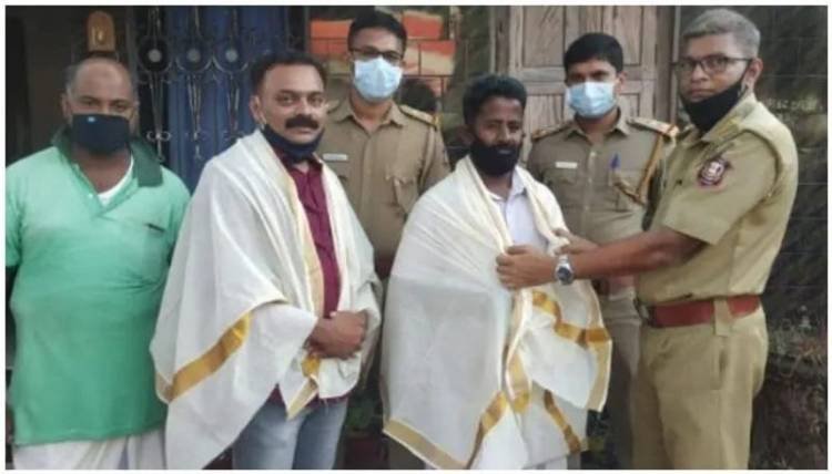 യാത്രക്കിടെ നെഞ്ചുവേദന അനുഭവപ്പെട്ട ഡ്രൈവര്‍ക്ക് രക്ഷകരായ യുവാക്കളെ വീട്ടിലെത്തി അഭിനന്ദിച്ച് മോട്ടോര്‍ വാഹന വകുപ്പ് എന്‍ഫോഴ്സ്മെന്റ് വിഭാഗം- അജിതാ ജയ്ഷോർ 