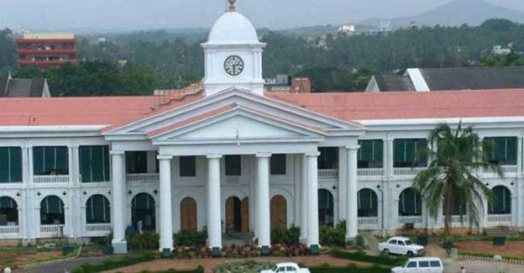 സെക്രട്ടേറിയറ്റില്‍ കടക്കണമെങ്കില്‍ ഇടനിലക്കാര്‍ വേണം; പ്രതിഷേധവുമായി ജനങ്ങള്‍