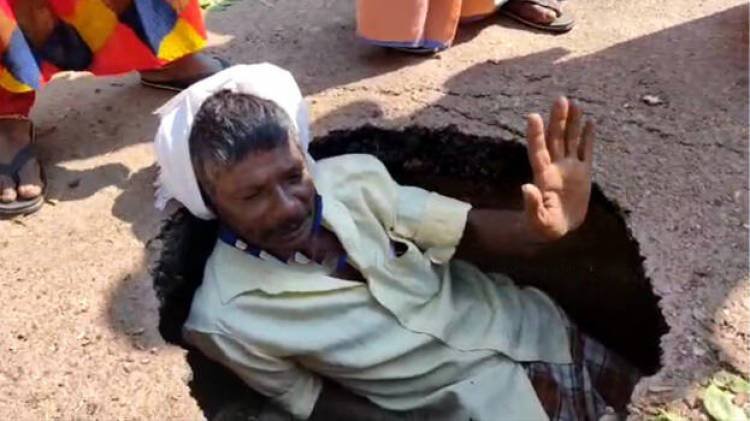 റോഡിലെ കുഴിയടയ്ക്കാത്തതില്‍ വേറിട്ട പ്രതിഷേധം നടത്തി നാട്ടുകാര്‍