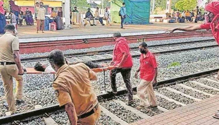 ട്രെയിന്‍ കിട്ടാനായി കയ്യും കാലും കുത്തി നിരങ്ങി ഓടി അതിഥിത്തൊഴിലാളി; സ്‌ട്രെച്ചറുമായി പാഞ്ഞെത്തി ട്രെയിനിലെത്തിച്ച്‌ പൊലീസുകാരും പോര്‍ട്ടര്‍മാരും