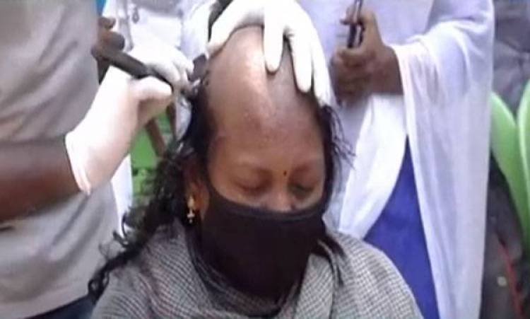 വാളയാര്‍ കേസ് അട്ടിമറിക്കാന്‍ ശ്രമിച്ച ഉദ്യോഗസ്ഥര്‍ക്കെതിരെ നടപടിയില്ല; കൊച്ചിയില്‍ തലമുണ്ഡനം ചെയ്ത് പ്രതിഷേധം