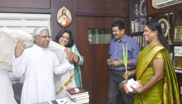 ഫാദർ ജേക്കബ്ബ് പാലക്കാപ്പിളളിയെ, വി സജിനിയും സംഘവും സന്ദർശിച്ചു.