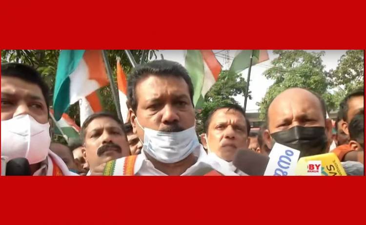 നടൻ ജോജു ജോർജിന്റെ കാർ തകർത്ത കേസിൽ പ്രതികളായ ആറ് കോൺഗ്രസ് നേതാക്കൾ പൊലീസ് സ്റ്റേഷനിലെത്തി കീഴടങ്ങി