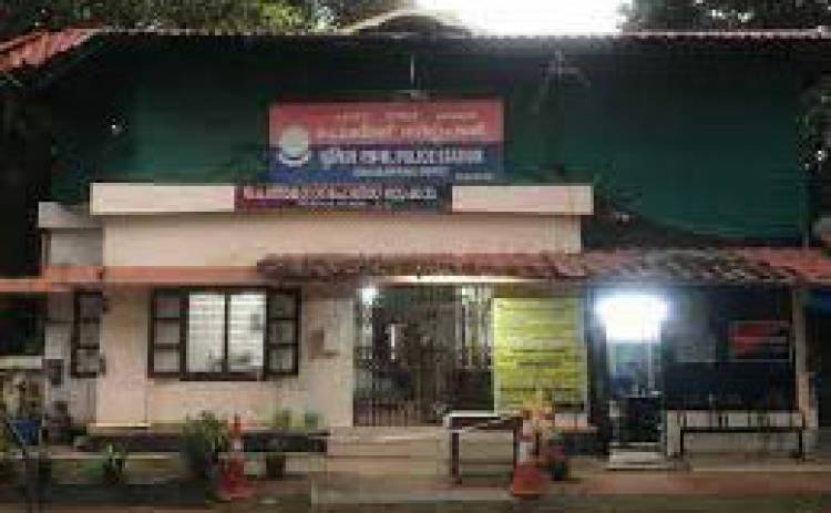 പോലിസുകാരെ ആക്രമിക്കാൻ നായ്ക്കളെ അഴിച്ചുവിട്ടു, പ്രതിരോധത്താൽ നായ് കൊല്ലപ്പെട്ടു.