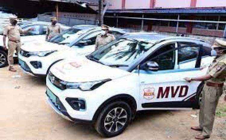 ഹെല്‍മറ്റില്‍ ക്യാമറ വച്ചാല്‍, ആയിരം രൂപ പിഴയും ലൈസന്‍സ് റദ്ദ് ചെയ്യലും, ഗതാഗത വകുപ്പിനാണോ,ഉപദേശകര്‍ക്കാണോ , വട്ട്?