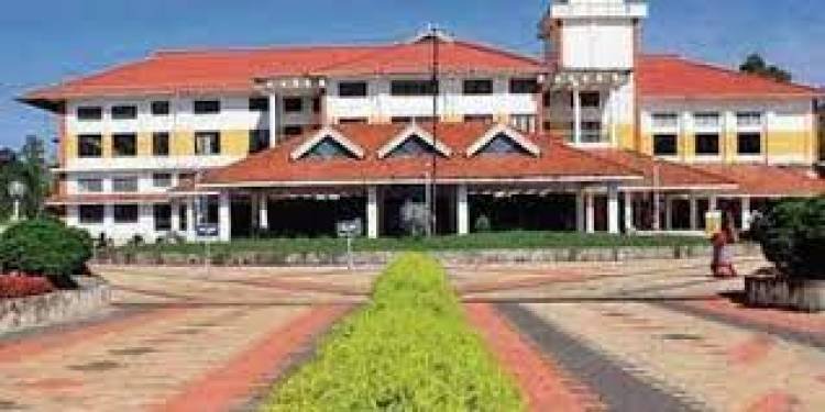പതിനൊന്ന് ബിഎഡ് പഠനകേന്ദ്രങ്ങളില്‍ കോഴ്‌സ് നടത്തിപ്പിന് അനുമതി തേടിയാണ് കാലിക്കറ്റ് യൂണിവേഴ്‌സിറ്റി കോടതിയെ സമീപിക്കുന്നു
