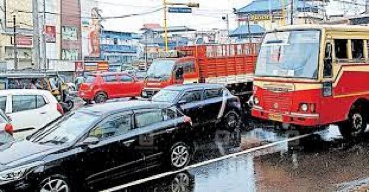 അങ്കമാലിയെ ബന്ദിയാക്കി തുണിക്കടയുടെ ഉത്ഘാടനം, ജനങ്ങളും യാത്രക്കാരും വലഞ്ഞു