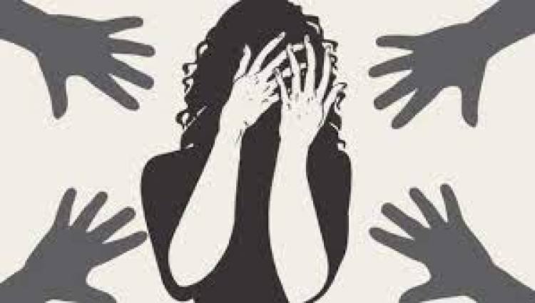 തൃശൂരില്‍ പ്ലസ് ടു വിദ്യാര്‍ത്ഥിനിയെ അച്ഛന്റെ സുഹൃത്തുക്കള്‍ ചേര്‍ന്ന് കൂട്ടബലാത്സംഗം ചെയ്തു