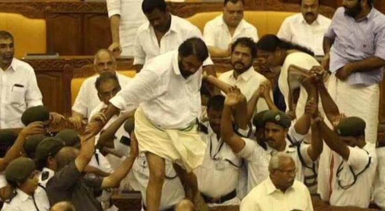 നിര്‍ണ്ണായകം നിയമസഭാ കയ്യാങ്കളി കേസ് വിദ്യാഭ്യാസ മന്ത്രിയുള്‍പ്പെടെ ആറ് നേതാക്കള്‍ കോടതിയില്‍ ഹാജാരാകും