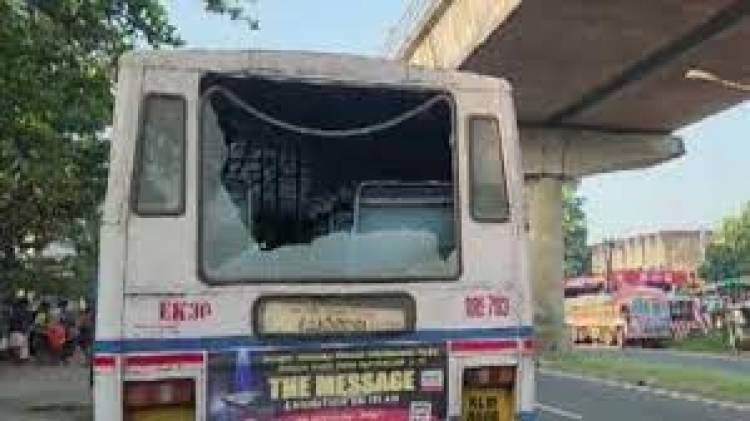 ഹര്‍ത്താലിന്റെ മറവില്‍ പോപ്പുലര്‍ ഫ്രണ്ട് പ്രവര്‍ത്തകര്‍ കല്ലെറിഞ്ഞ് തകര്‍ത്തത് 70 ബസുകള്‍