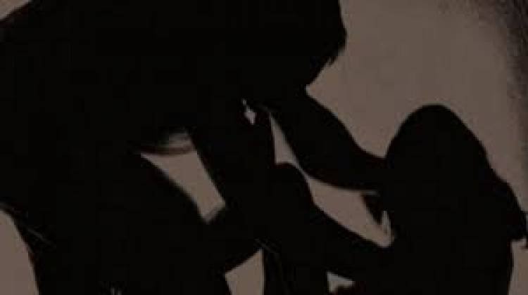 സ്‌കൂള്‍ വിദ്യാര്‍ഥിനികളെ തട്ടിക്കൊണ്ടുപോയി ലൈംഗികമായി പീഡിപ്പിച്ച കേസില്‍ രണ്ട് യുവാക്കള്‍ അറസ്റ്റില്‍.