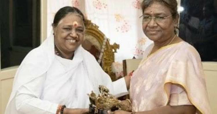 രാജ്യത്തിൻ്റെ പ്രഥമ വനിതയും വിശ്വ മാതാവും വള്ളിക്കാവിലെ ആശ്രമത്തിൽ