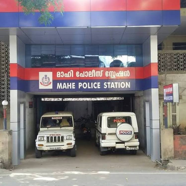 മാഹീ പോലീസ് ഉദ്യോഗസ്ഥക്കെതിരെ വ്യാജ വാർത്ത സൃഷ്ടിച്ചവർ, മാധ്യമ പ്രവർത്തകരൊ? ശവം തീനികളൊ?