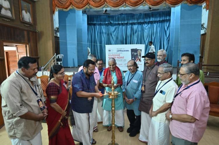 മിനി ബാനർജി രചിച്ച ഗോപി ആശാൻറെ മനോധർമ്മ ആട്ടങ്ങൾ എന്ന പുസ്തകം പ്രകാശനം ചെയ്തു
