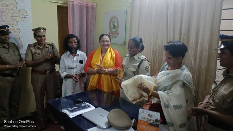 വനിത ദിനത്തിൽ, വനിതാ പൊലീസ് ഒഫീസറെ ആദരിച്ച്, വോയ്സ് ഓഫ് വേൾഡ് ഫൗണ്ടേഷൻ