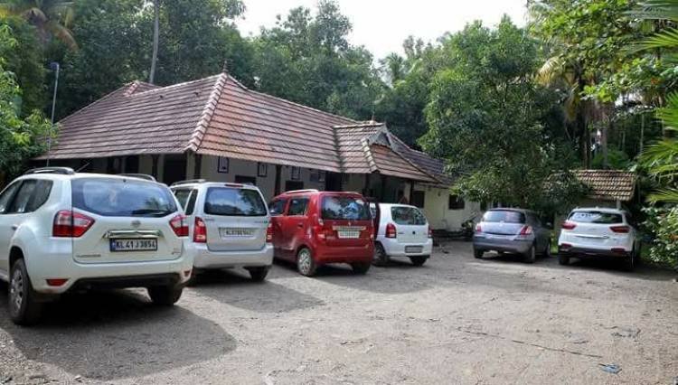 ഡോക്ടർ: അഭിലാഷിൻ്റെ സ്വകാര്യ മരുന്ന് നിർമ്മാണ ശാലയിൽ ആയുർവേദ മരുന്നിൽ ഇംഗ്ലീഷ് മരുന്ന് ചേർക്കുന്നതായി ഡ്രഗ്‌സ് കൺട്രോൾ വിഭാഗം കണ്ടെത്തി